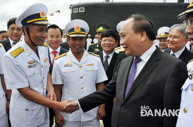  Prime Minister Phuc, along with some Da Nang leaders, congratulating the submarine’s crew members