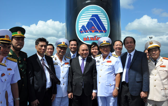 Prime Minister Phuc (centre) with representatives of the Viet Nam People’s Navy and other government agencies