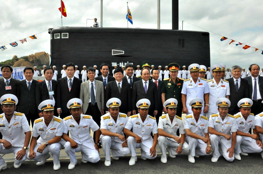  Prime Minister Phuc, representatives of national government agencies and the Da Nang authorities, and the submarine’s crew members