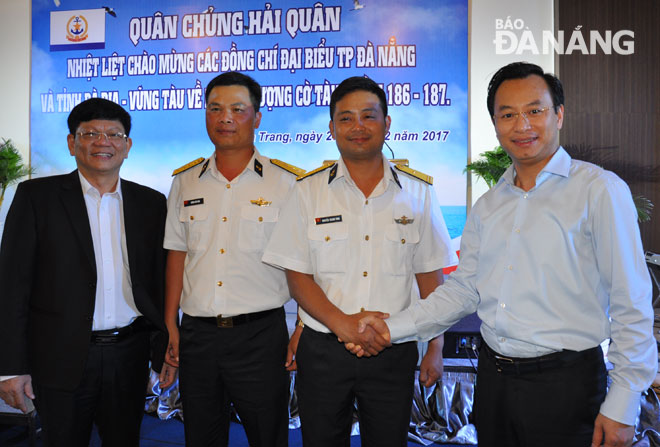   Secretary Anh (right) congratulating the captain of the submarine