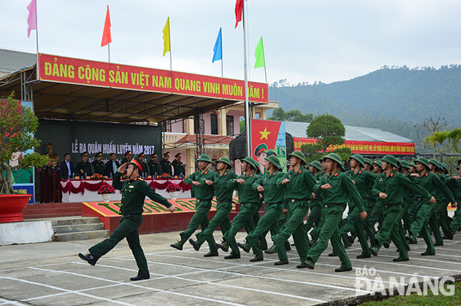 Các chiến sĩ mới duyệt đội ngũ trong lễ ra quân huấn luyện. 		          Ảnh: ĐẮC MẠNH