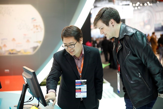 Representative of Viettel introduces the company's product to a visitor. (Source: Viettel)