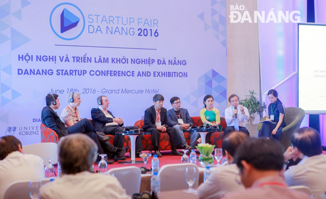 Thảo luận giữa các nhà đầu tư và các chuyên gia khởi nghiệp tại Hội nghị và Triển lãm Khởi nghiệp Đà Nẵng 2016. Ảnh: KHANG NINH