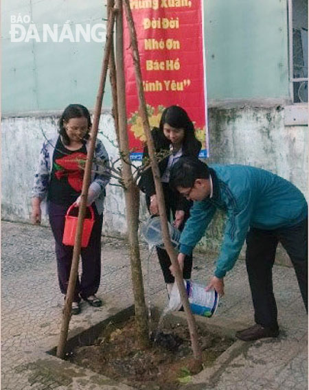 Bí thư Đảng ủy phường Hòa Cường Nam Phan Văn Thỏa (phải) tham gia hưởng ứng Tết trồng cây tại khu dân cư Bình An.