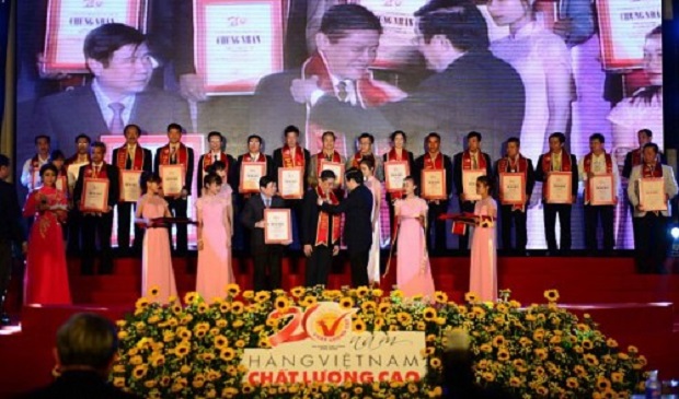 At the awards ceremony.  The awards were presented at a ceremony in Ho Chi Minh City on Thursday 2 March (Photo: Tuoitrenews)