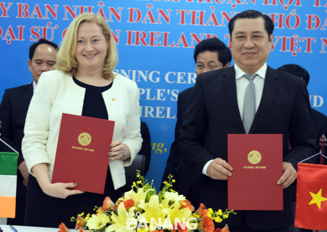 Irish Ambassador Cáit Moran (left) and Chairman Tho at the signing ceremony