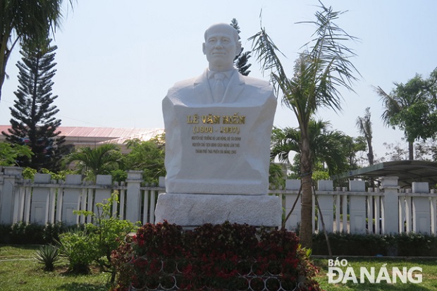 The 4m-high statue of Le Van Hien in a flower garden in front of the district’s Administrative Centre on Le Van Hien.  