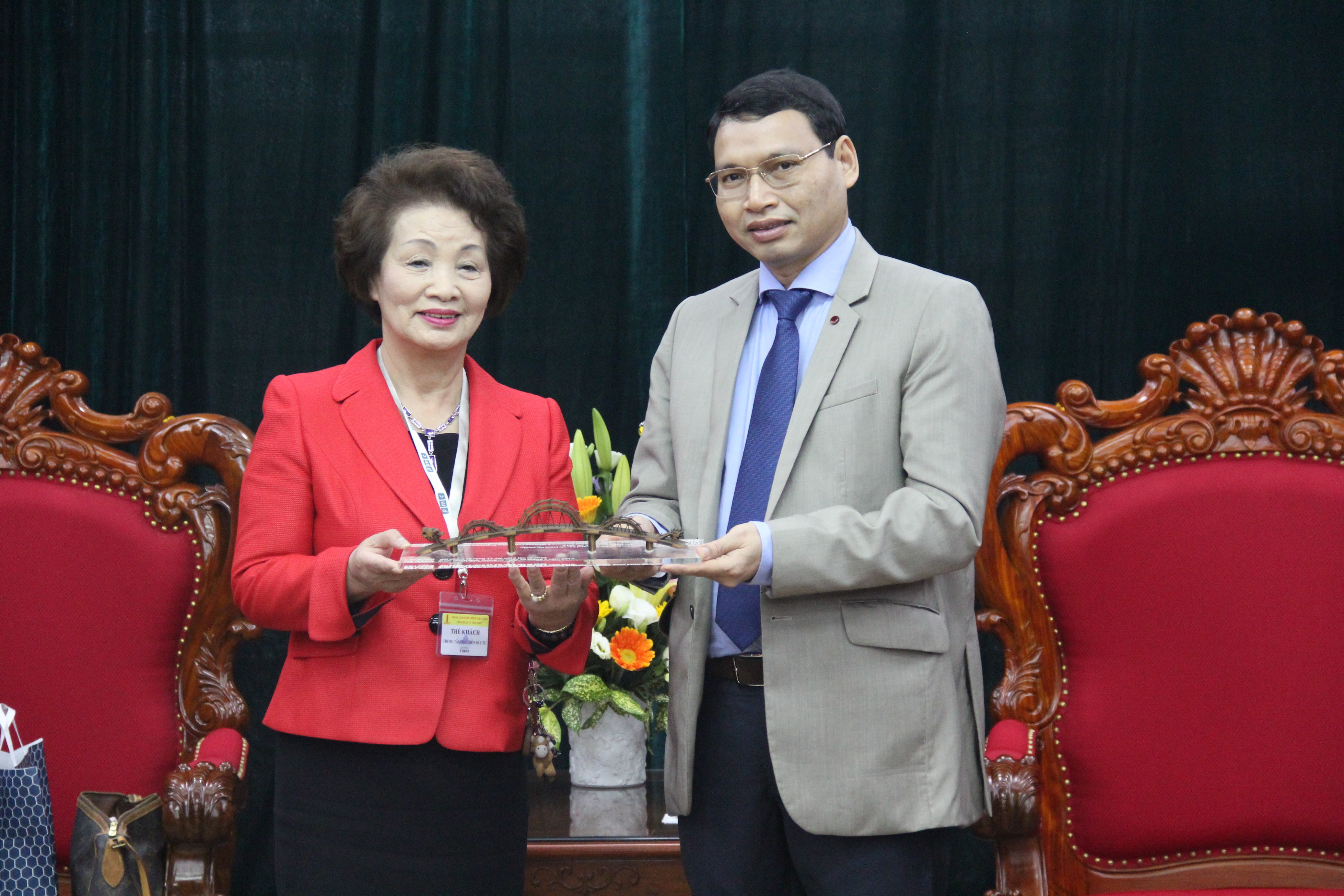 Ms Mitsuko (left) and Vice Chairman Minh 