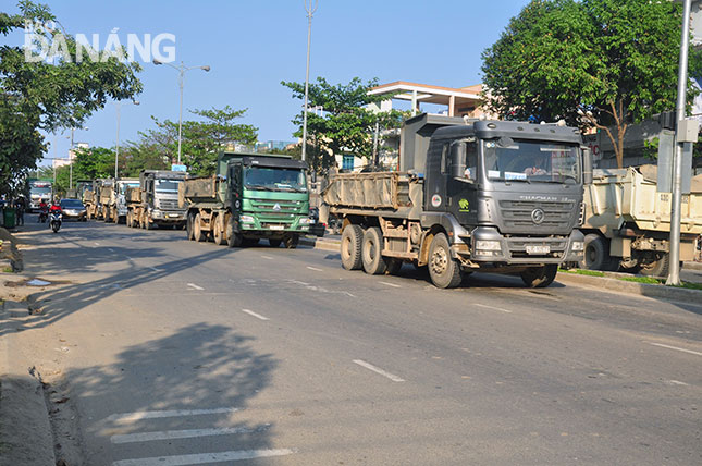 Chưa đến giờ cao điểm nhưng có rất nhiều xe ben lưu thông qua nút giao thông Cách mạng Tháng Tám - Nguyễn Hữu Thọ (ảnh chụp chiều 7-3-2017). 												Ảnh: PHƯƠNG UYÊN