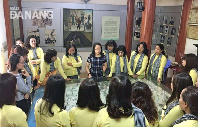 Hội Liên hiệp Phụ nữ phường Chính Gián (quận Thanh Khê) nghe thuyết minh, giới thiệu về di tích Nhà Mẹ Nhu và 7 Dũng sĩ Thanh Khê.