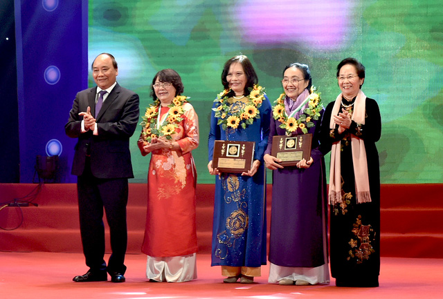 Thủ tướng Nguyễn Xuân Phúc (trái) và nguyên Phó Chủ tịch nước Nguyễn Thị Doan (phải) trao Giải thưởng Kovalevskaia năm 2016 cho các tập thể, cá nhân. (Ảnh: Chinhphu)
