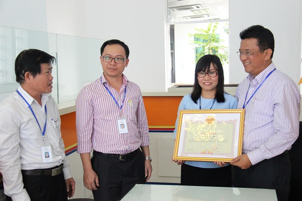 Ms Anh (2nd right) being honoured 