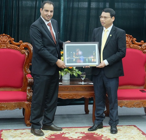 Mr Al-Mutairi (left) and Vice Chairman Minh