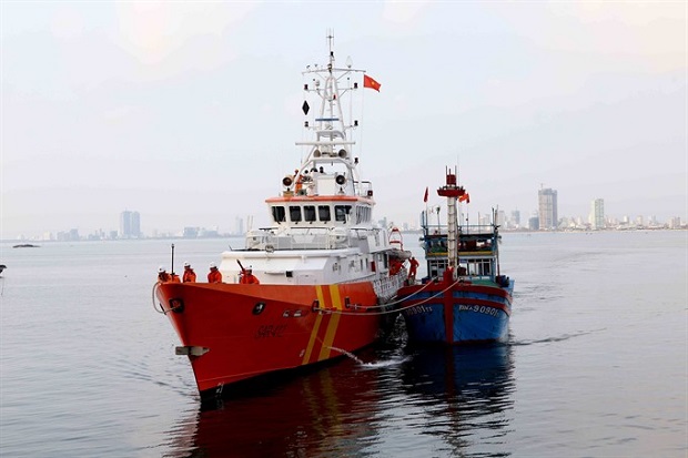Rescue ship SAR 412 (left) and fishing boat DNa 90901 (Photo: VNS)