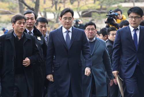 Ông Lee Jae-yong (giữa) đến tòa án Seoul hôm 16-2. Ảnh: REUTERS