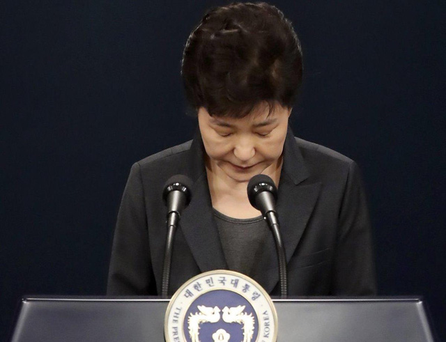 Tổng thống Park Geun-Hye xin lỗi toàn dân trên truyền hình năm ngoái. (Ảnh: Yonhap)