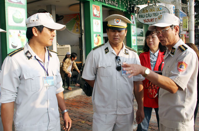    Members of the Hai Chau District urban order management team