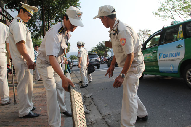 bậc cấp lên xuống vỉa hè lấn lòng đường