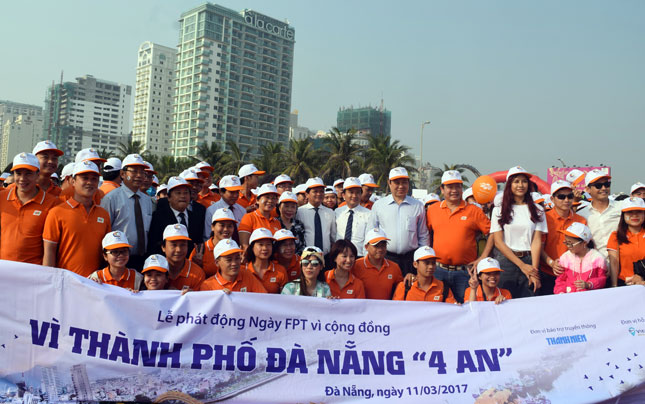 Chủ tịch UBND thành phố Đà Nẵng Huỳnh Đức Thơ và ông Trương Gia Bình- Chủ tịch HĐQT Tập đoàn FPT tham gia đi bộ kêu gọi bảo vệ môi trường ven biển Đà Nẵng.