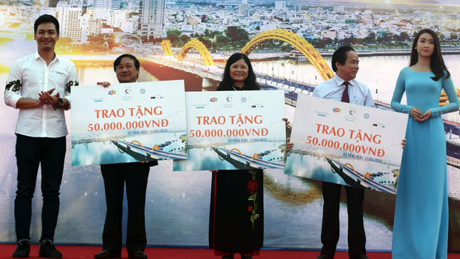 Đại diện Hội Bảo trợ Phụ nữ và Trẻ em nghèo bất hạnh thành phố Đà Nẵng nhận tài trợ của Chương trình Ngày “Vì cộng đồng, vì thành phố 4 an” do FPT phát động. 