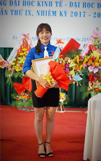 Đảng viên trẻ Nguyễn Thị Hoàng Thương luôn nỗ lực không ngừng trước và sau khi đứng vào hàng ngũ của Đảng.