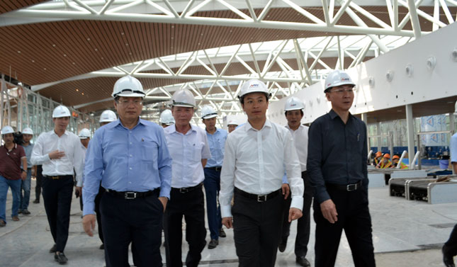 Bí thư Thành ủy Nguyễn Xuân Anh và Phó Chủ tịch UBND thành phố Nguyễn Ngọc Tuấn đến kiểm tra hệ thống băng chuyền 