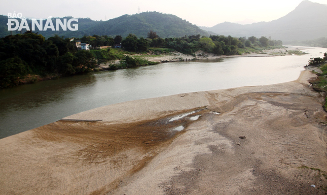 Bến Giằng, nơi hội lưu giữa sông Đăk Mi và sông Giằng chỉ còn một dòng nước nhỏ