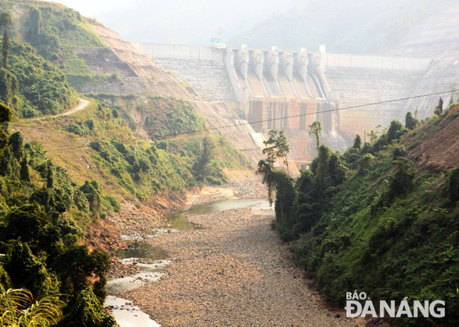 Nhưng đoạn sông Bung ở hạ lưu thủy điện Đăk Mi 4 vẫn bị chặn khô