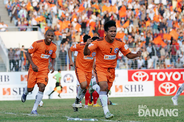 SHB's midfielder Nguyen Thanh Hai (front)