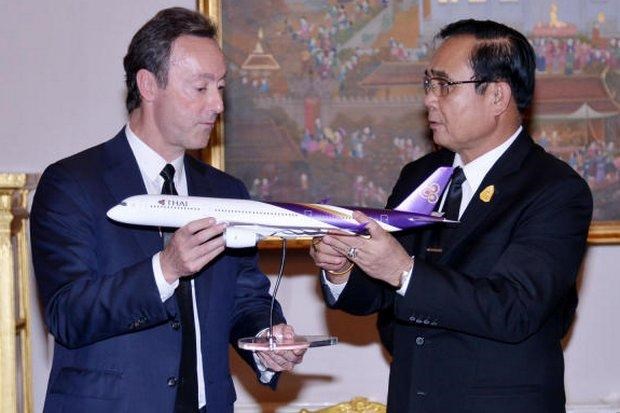 Prime Minister Prayut Chan-o-cha and Airbus Commercial Aircraft president and chief operating officer Fabrice Bregier at the MoU signing ceremony (Photo: Bangkok Post)