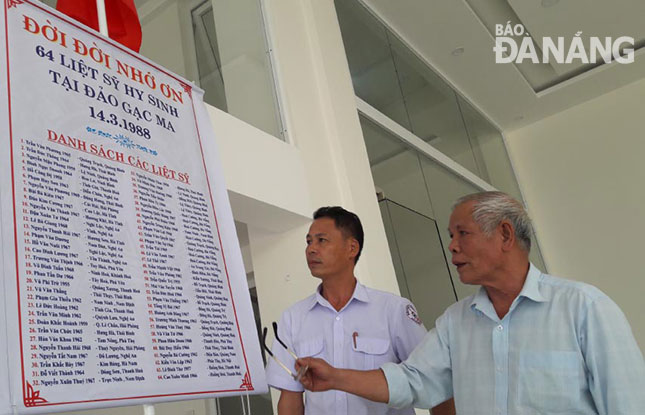 Thượng tá Hoàng Hoan, nguyên Phó Trung đoàn trưởng chính trị, Trung đoàn Công binh 83 (phải) cùng anh Trần Văn Tiến đang chuẩn bị lễ tưởng niệm 64 chiến sĩ Gạc Ma hy sinh.