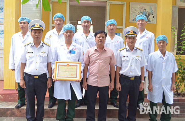 Chủ tịch UBND huyện đảo Trường Sa trao giấy khen cho cán bộ quân y Bệnh xá đảo Nam Yết. 