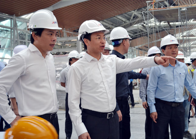  Secretary Anh at the construction site of the new terminal