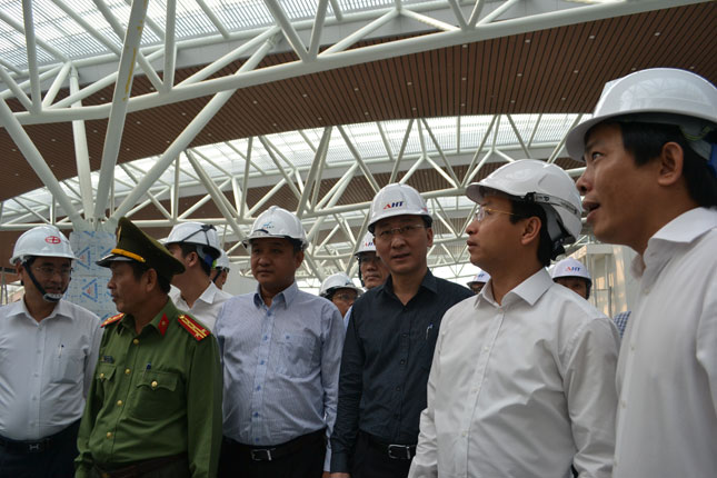  Secretary Anh (second right) inspecting the installation of the terminal’s modern roof