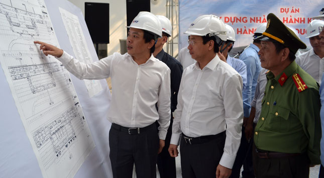   Secretary Anh (centre) hearing about the progress of the project