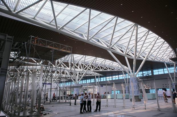 The three-storey terminal is built over 21,000 square meters (five acres) after the airport received nearly 12 hectares of military land from the defense ministry. It expects the first flight on May 8, and there will be preparations to welcome delegations to the APEC Economic Leaders’ Week in November.