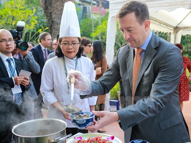 French Ambassador to Vietnam Bertrand Lortholary tastes Vietnamese Pho (Source: VNA)