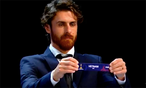 Cựu danh thủ Argentina Pablo Aimar với lá thăm mang tên đội tuyển Việt Nam tại lễ bốc thăm.  (ảnh chụp qua màn hình)