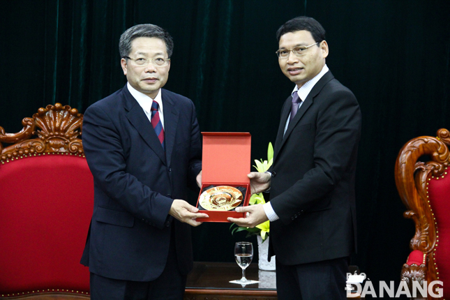 Vice Chairman Minh (right) and his Chinese guest