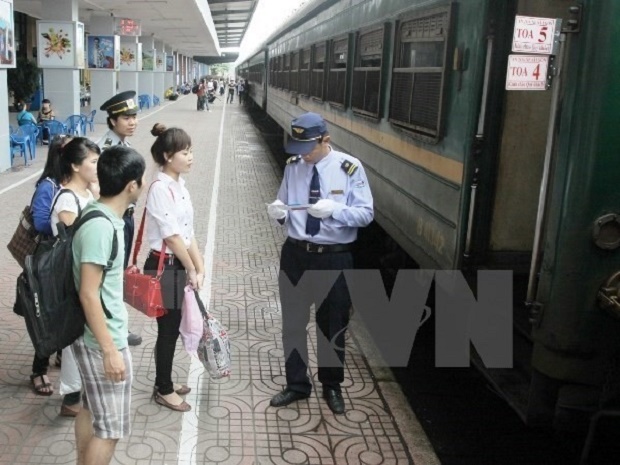 Passengers prepare to board a train at Hà Nội railway station. Additional trains will be put into service during the upcoming holidays. (VNA/VNS Photo)