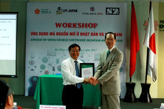 Representatives of Dong A University and Japan’s Linux Professional Institute ink a co-operation pact on IT human resource training in Da Nang on 14 March.