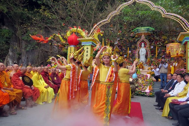 A dance to offer flowers to Avalokitesvara