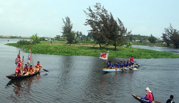 The winning Lien Chieu District team (in blue) 