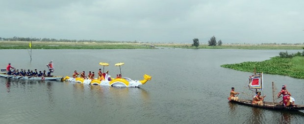 A scene depicting taking Princess Huyen Tran to Dai Viet Capital on the Co Co River