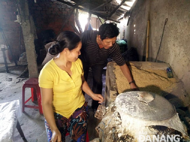 Gia đình chị Cúc, thôn Cẩm Toại Đông, Hòa Phong, Hòa Vang hạnh phúc hơn khi vợ chồng cùng chia sẻ công việc, phấn đấu làm ăn.