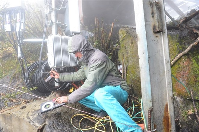 A Viettel technician works in hard weather conditions to install BTS for 4G infrastructure.  (Photo courtesy of Viettel)