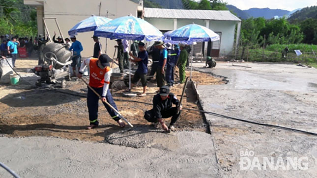 Đoàn Thanh niên Cảnh sát Phòng cháy và chữa cháy thành phố tham gia làm sân bê-tông tại Nhà Văn hóa thôn Lộc Mỹ, xã Hòa Bắc (huyện Hòa Vang). 