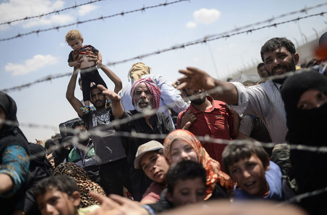 Người tị nạn Syria chờ đợi để được vào Thổ Nhĩ Kỳ. 						 Ảnh: AFP/Getty Images