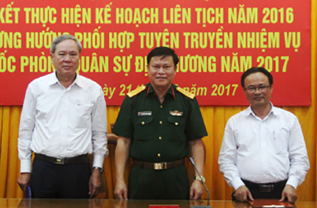 Lãnh đạo Báo Đà Nẵng, Bộ Chỉ huy Quân sự thành phố và Đài Phát thanh-Truyền hình Đà Nẵng (từ trái qua) tại lễ ký kết quy chế phối hợp tuyên truyền nhiệm vụ quốc phòng - quân sự địa phương năm 2017.     Ảnh: ĐẮC MẠNH