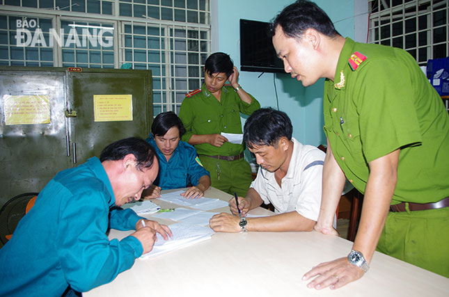 Các lực lượng Công an, Dân quân thường trực phường Hòa Phát (quận Cẩm Lệ) phối hợp tuần tra đêm bắt giữ tội phạm trộm xe đạp.